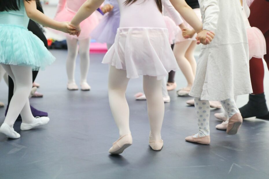 a-ballet-class-for-very-young-children-NW7LQE7_1200x800