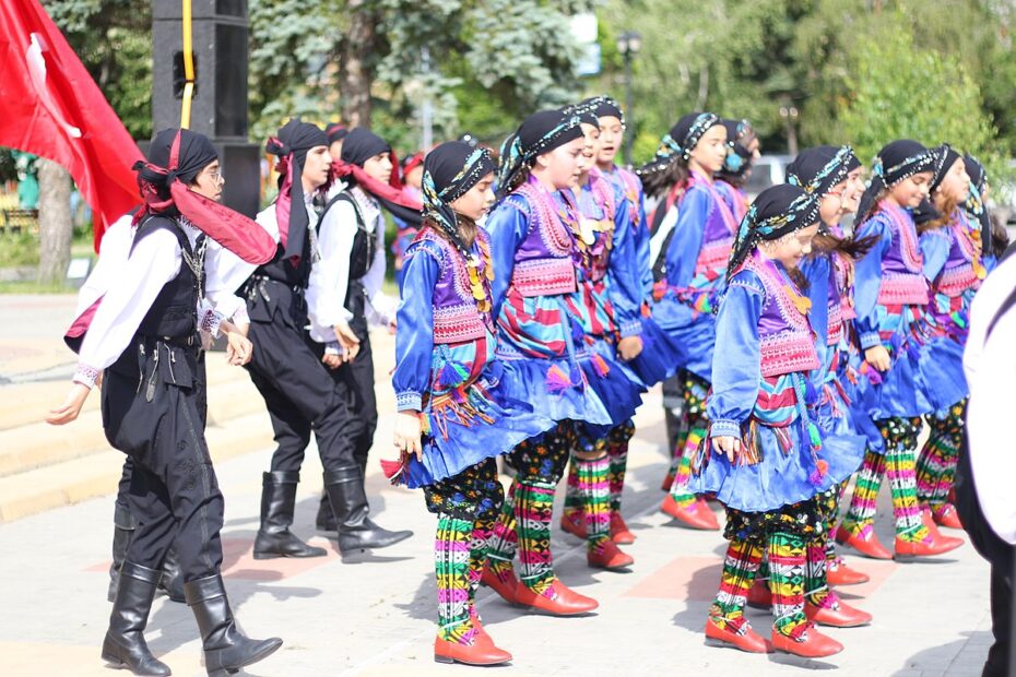 1200px-Turkey_folk_dance